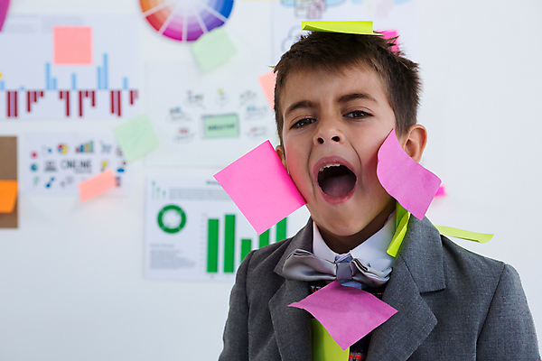 포토 JPG 해외이미지 서양인 남자 어린이 비즈니스 실내 입벌림 정장 소년 상반신 앞모습 아웃포커스 사무실 비즈니스맨 포스트잇 화이트보드 소년한명만 해외202009 해외포토 외국인 옷 뷰포인트 촬영기법 표정 사람 내부 메모지 직장인 남자한명만 소년만 파일형식