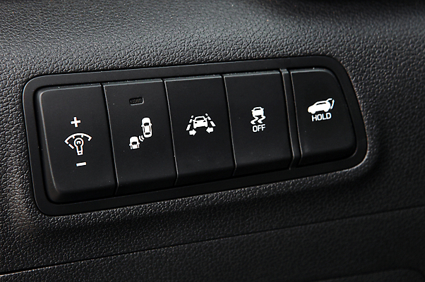 포토 JPG 해외이미지 디자인 의자 자동차 새로움 실내 손잡이 사람없음 내부 장식 빛 장비 운전 판넬 변화 고급 우아함 닫기 플라스틱 난방기 묘사 난방 온도 위로 계기판 자동 제어 해외202009 해외포토 육상교통 가구 컨셉 모션 재질 난방용품 파일형식