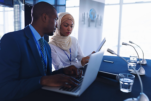 포토 JPG 해외이미지 여자 남자 흑인 탁자 회의 사람 앉기 상반신 성인 두명 옆모습 비즈니스맨 비즈니스우먼 회의실 성인만 해외202009 해외포토 서양인 뷰포인트 가구 비즈니스 모션 직장인 파일형식