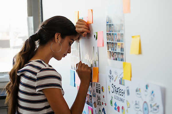 포토 JPG 해외이미지 서양인 여자 실내 피곤 한명 상반신 성인 옆모습 사무실 기댐 비즈니스우먼 고민 포스트잇 화이트보드 성인여자한명만 해외202009 해외포토 외국인 1 감정 뷰포인트 컨셉 비즈니스 모션 사람 내부 메모지 직장인 여자한명만 성인여자만 파일형식