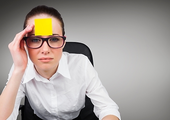 포토 JPG 해외이미지 서양인 여자 회색배경 실내 한명 상반신 성인 사무실 비즈니스우먼 고민 포스트잇 붙이기 성인여자한명만 안경낌 해외202009 해외포토 외국인 1 감정 안경 백그라운드 비즈니스 모션 사람 내부 회색 메모지 직장인 여자한명만 성인여자만 파일형식