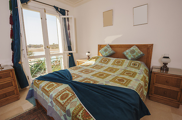 포토 JPG 해외이미지 벽 가구 쿠션 창문 탁자 아파트 주택 실내 사람없음 내부 빛 문 카펫 침실 이불 방 침대 램프 고급 빌라 해외202009 해외포토 생활용품 컨셉 침구 조명 건물 파일형식