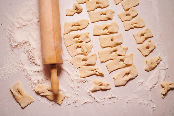 포토 JPG 해외이미지 가사 재료 공 요리 사람없음 목재 흰색 굽기 준비 반죽 밀가루 먼지 넘어짐 핸드메이드 해외202009 해외포토 나무 컬러 모션 가루 구이 파일형식