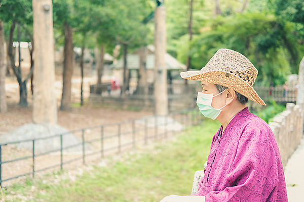 포토 JPG 해외이미지 라이프스타일 응시 여자 노년 휴식 거리 마스크 한명 사람 동양인 상반신 야외 옆모습 정원 노인여자한명만 코로나바이러스 포스트코로나 해외202009 델타변이바이러스 위드코로나 해외포토 1 시선 뷰포인트 컨셉 인종 성인 생활 바이러스 사회이슈 여자한명만 노인여자만 파일형식