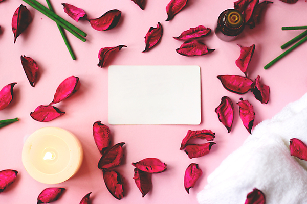 포토 JPG 해외이미지 라이프스타일 디자인 여자 꽃잎 꽃 분홍색 백그라운드 컨셉 꽃무늬 텍스트 휴식 건강 선물 사랑 사람없음 장식 빨간색 수건 장미 우주 상점 스파 화장품 흰색 마사지 신용카드 난초 손톱관리 허브 피부 향수 질감 향기 아로마 향 아로마테라피 테라피 돌봄 스타일 카피스페이스 해외202009 해외포토 식물 감정 컬러 무늬 모션 사람 생활 신체부위 금융 위생용품 뷰티 공백 네일아트 냄새 파일형식