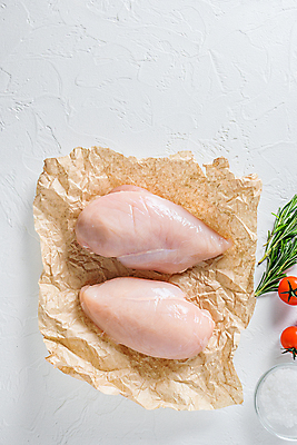 포토 JPG 해외이미지 그릇 토마토 생고기 사람없음 소금 로즈메리 닭가슴살 종이호일 해외202009 해외포토 식기 채소 육류 닭고기 허브 파일형식