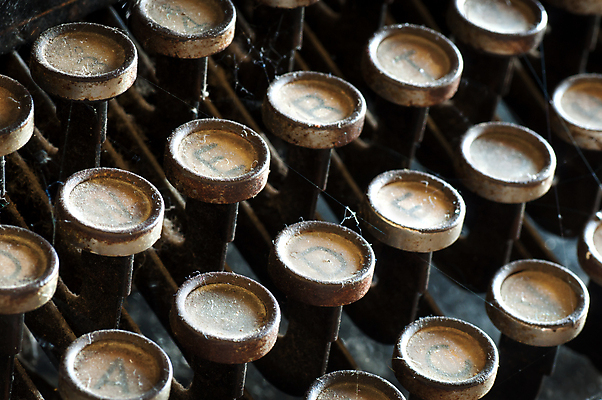 포토 JPG 해외이미지 캐릭터 컨셉 통신 학교 열쇠 사람없음 사무실 금속 검은색 기계 장비 수확 골동품 키보드 기록 업무 신문 뉴스 인쇄 편지 작가 보고서 복고 언론 비서 타자기 타입 블러 옛날 조작 편지쓰기 해외202009 해외포토 직업 교육 컬러 농업 비즈니스 재질 간행물 작업 파일형식