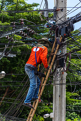 포토 JPG 해외이미지 선 패턴 교통시설 태국 하늘 안테나 사람없음 환경 금속 힘 기차 에너지 네트워크 철 방콕 머리위 철사 시스템 봉 짐차 유지 발판 돛대 루트 전압 철강 공급 해외202009 해외포토 아시아 육상교통 교통 무늬 통신 자동차 재질 대중교통 시설 파일형식
