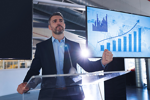 포토 JPG 해외이미지 남자 회의 말하기 한명 상반신 성인 비즈니스맨 회의실 세미나 지휘대 성인남자한명만 해외202009 해외포토 1 비즈니스 모션 사람 직장인 남자한명만 성인남자만 파일형식