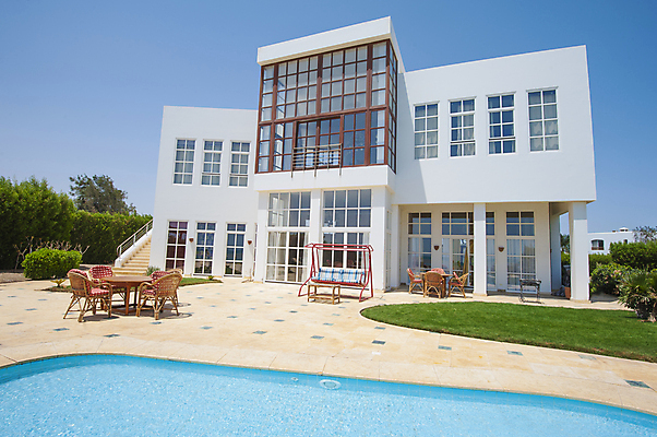 포토 JPG 해외이미지 식물 외관 의자 건축양식 창문 하늘 부동산 휴가 주택 수영장 사람없음 야외 건물 물 파란색 정원 재산 고급 큼 빌라 휴양지 조경 야외의자 해외202009 해외포토 자연요소 건축물 건축 컬러 가구 컨셉 금융 장소 크기 파일형식