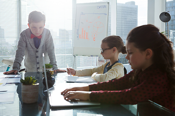포토 JPG 해외이미지 여자 남자 어린이라이프 어린이 비즈니스 회의 소년 상반신 세명 비즈니스맨 비즈니스우먼 직업체험 소통 역할놀이 어린이만 해외202009 해외포토 라이프스타일 컨셉 놀이 사람 직장인 체험학습 파일형식