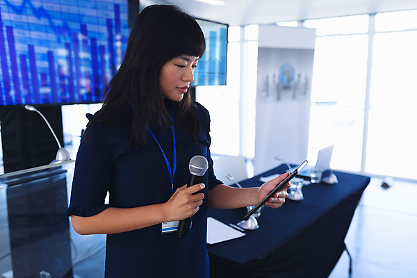 포토 JPG 해외이미지 여자 회의 한명 들기 동양인 상반신 성인 옆모습 태블릿 비즈니스우먼 마이크 회의실 세미나 성인여자한명만 해외202009 해외포토 1 뷰포인트 음향기기 비즈니스 모션 사람 인종 전자제품 스마트기기 직장인 여자한명만 성인여자만 파일형식