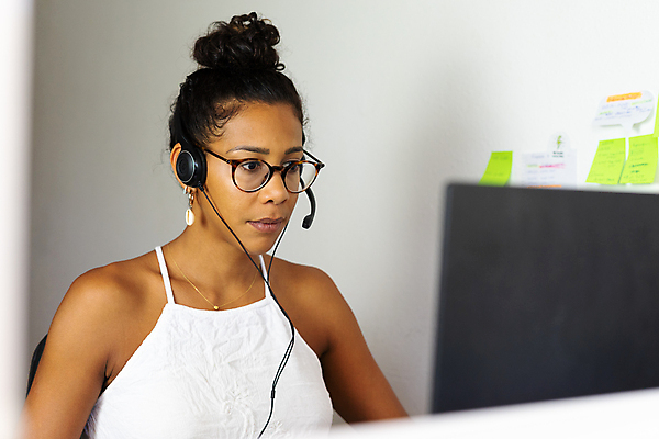 포토 JPG 해외이미지 여자 비즈니스 회의 한명 성인 노트북 컴퓨터 헤드폰 업무 상담 텔레마케팅 프리랜서 성인여자한명만 브라질사람 해외202009 해외포토 직업 1 음향기기 사람 전자제품 작업 서비스업 여자한명만 성인여자만 파일형식