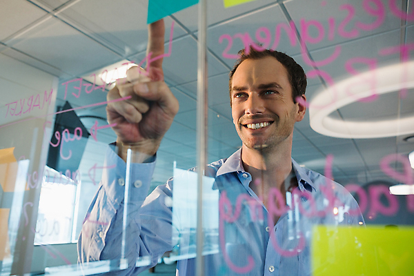 포토 JPG 해외이미지 서양인 남자 실내 한명 상반신 성인 앞모습 사무실 가리킴 비즈니스맨 포스트잇 성인남자한명만 해외202009 해외포토 외국인 1 뷰포인트 비즈니스 사람 손짓 내부 메모지 직장인 남자한명만 성인남자만 파일형식