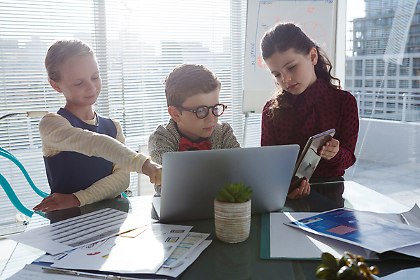 포토 JPG 해외이미지 여자 남자 어린이라이프 어린이 탁자 회의 들기 소년 상반신 세명 노트북 태블릿 사무실 가리킴 작업 비즈니스맨 비즈니스우먼 직업체험 서류통 역할놀이 어린이만 해외202009 해외포토 라이프스타일 가구 비즈니스 모션 놀이 사람 손짓 전자제품 스마트기기 사무용품 직장인 체험학습 파일형식
