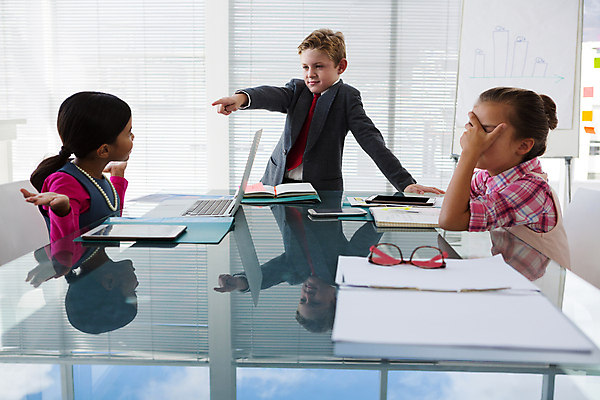 포토 JPG 해외이미지 여자 남자 어린이라이프 어린이 비즈니스 회의 손짓 소년 상반신 세명 가리킴 비즈니스맨 비즈니스우먼 직업체험 소통 역할놀이 어린이만 해외202009 해외포토 라이프스타일 컨셉 모션 놀이 사람 직장인 체험학습 파일형식