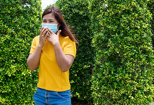 포토 JPG 해외이미지 주간 백인 라이프스타일 여자 마스크 한명 서기 사람 상반신 성인 야외 옆모습 입가림 성인여자한명만 코로나바이러스 포스트코로나 해외202009 델타변이바이러스 위드코로나 해외포토 자연요소 서양인 1 뷰포인트 모션 생활 가림 바이러스 사회이슈 여자한명만 성인여자만 파일형식