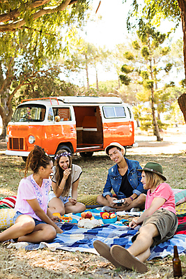 포토 JPG 해외이미지 주간 전신 서양인 나무 여자 남자 행복 흑인 자동차 웃음 앉기 동양인 여러명 상반신 성인 야외 앞모습 옆모습 친구 눕기 소풍 화관 돗자리 성인만 해외202009 해외포토 자연요소 외국인 식물 꽃 감정 육상교통 뷰포인트 다수 관계 모션 표정 사람 인종 야외활동 파일형식