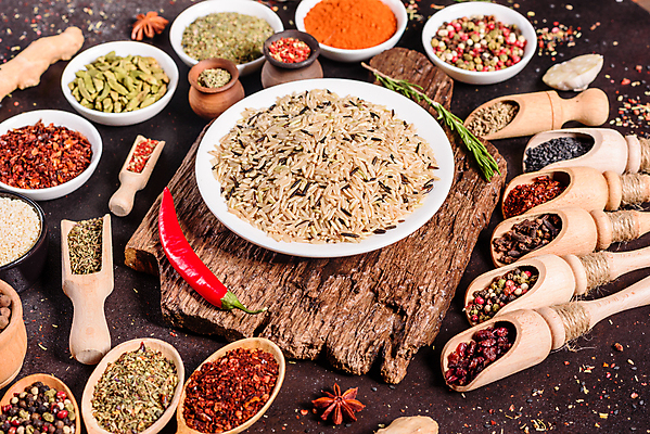 포토 JPG 해외이미지 잎 재료 탁자 사람없음 숟가락 양념 조미료 고수 가루 허브 소금 후추 카레 생강 바질 로즈메리 시나몬 강황 해외202009 해외포토 식물 음식 가구 채소 식재료 수저 향신료 향미료 파일형식