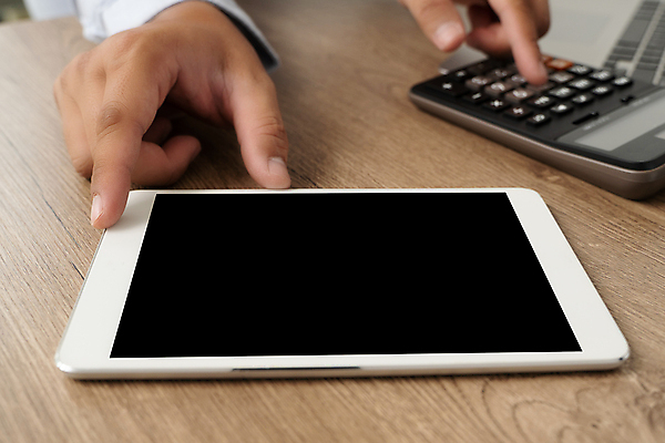 포토 JPG 해외이미지 백인 학생 라이프스타일 남자 백그라운드 인터넷 비즈니스 통신 노동자 사람 사람없음 가로 노트북 컴퓨터 사무실 우주 디지털 스크린 모니터 웹 공백 장비 흰색 타이핑 업무 비즈니스맨 네트워크 고객 서비스 타입 해커 지원 프로그래머 목업 카피스페이스 해외202009 해외포토 서양인 직업 컬러 생활 전자제품 작업 직장인 범죄 파일형식