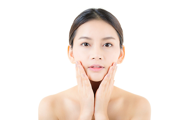 포토 JPG 해외이미지 응시 여자 얼굴 한명 사람 동양인 상반신 성인 앞모습 뷰티 터치 피부 피부관리 흰배경 감싸기 성인여자한명만 해외202009 해외포토 1 시선 뷰포인트 백그라운드 모션 인종 신체부위 흰색 여자한명만 성인여자만 파일형식