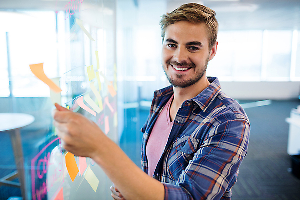포토 JPG 해외이미지 서양인 응시 남자 벽 실내 한명 미소 상반신 성인 옆모습 아웃포커스 사무실 비즈니스맨 포스트잇 붙이기 성인남자한명만 해외202009 해외포토 외국인 1 시선 뷰포인트 비즈니스 모션 촬영기법 표정 사람 내부 메모지 직장인 남자한명만 성인남자만 파일형식