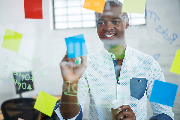 포토 JPG 해외이미지 서양인 남자 커피 흑인 실내 한명 들기 상반신 성인 앞모습 아웃포커스 사무실 기록 비즈니스맨 테이크아웃컵 성인남자한명만 해외202009 해외포토 외국인 1 음료 뷰포인트 비즈니스 모션 촬영기법 사람 내부 컵 직장인 남자한명만 성인남자만 파일형식