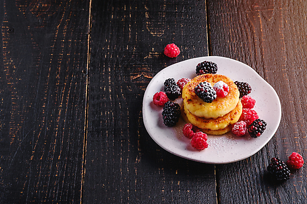 포토 JPG 해외이미지 접시 사람없음 나무바닥 산딸기 블랙베리 팬케이크 카피스페이스 해외202009 해외포토 식기 과일 바닥 케이크 공백 파일형식