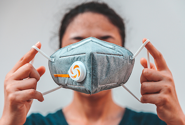 포토 JPG 해외이미지 여자 마스크 한명 들기 안전 사람 상반신 성인 앞모습 얼굴가리기 필터 성인여자한명만 코로나바이러스 포스트코로나 해외202009 델타변이바이러스 위드코로나 해외포토 1 뷰포인트 모션 가림 바이러스 사회이슈 여자한명만 성인여자만 파일형식