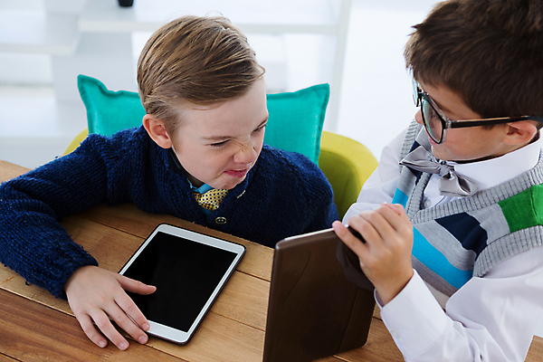 포토 JPG 해외이미지 남자 어린이라이프 어린이 비즈니스 회의 소년 상반신 두명 태블릿 사무실 비즈니스맨 보여주기 직업체험 소통 역할놀이 소년만 해외202009 해외포토 라이프스타일 컨셉 모션 놀이 사람 전자제품 스마트기기 직장인 체험학습 남자만 어린이만 파일형식