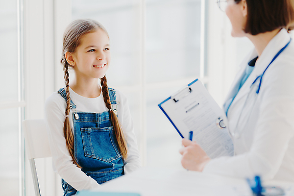 포토 JPG 해외이미지 직업 여자 행복 어린이 백그라운드 유니폼 청진기 실내 건강 병원 대화 두명 치료 가로 사무실 약 고통 환자 간호사 의사 흰색 도움 질병 작음 방문 돌봄 서류판 소아과의사 조언 헬프 해외202009 해외포토 옷 감정 컬러 컨셉 비즈니스 의학 의료기기 모션 말하기 사람 내부 사무용품 의료진 크기 파일형식