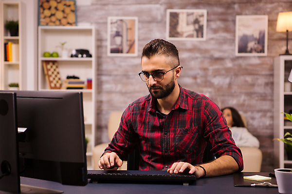 포토 JPG 해외이미지 커플 여자 남자 커피 노트북 컴퓨터 방 업무 작업 포스트잇 프리랜서 해외202009 해외포토 직업 음료 관계 사람 전자제품 메모지 파일형식