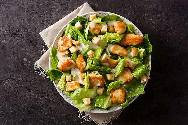 포토 JPG 해외이미지 전통 접시 음식 빵 채소 치즈 건강 사람없음 초록색 치킨 샐러드 흰색 신선 클래식 그릴 상추 점심식사 크루통 핸드메이드 로메인상추 해외202009 해외포토 식기 컬러 컨셉 주방용품 유제품 식사 닭고기요리 파일형식