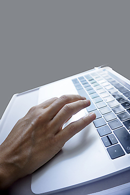 포토 JPG 해외이미지 손 여자 백그라운드 인터넷 비즈니스 통신 손가락 탁자 직장 관리 사람 사람없음 노트북 컴퓨터 사무실 공책 웹 정보 흰색 타이핑 키보드 업무 작업 작업실 무선전화기 책상 해외202009 해외포토 컬러 가구 회사 문구용품 신체부위 전자제품 전화기 파일형식