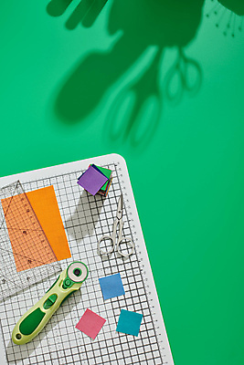 포토 JPG 해외이미지 조각 패턴 장신구 자 그림자 취미 사람없음 쌓기 매트 도구 직물 면 칼날 바느질 자르기 정사각형 롤러 커터 퀼트 핸드메이드 해외202009 해외포토 도형 무늬 모션 문구용품 파일형식