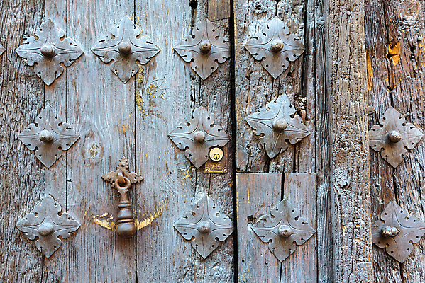 포토 JPG 해외이미지 전통 유럽 백그라운드 건축양식 손잡이 안전 사람없음 목재 장식 문 금속 수확 골동품 중세 역사 스페인 철 묘사 부식 잠금 보안 대문 문고리 노크 옛날 스타일 해외202009 해외포토 나무 건축 나라 농업 재료 재질 파일형식