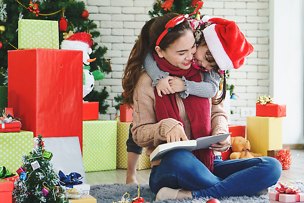 포토 JPG 해외이미지 나무 라이프스타일 딸 행복 어린이 크리스마스 겨울 가족 엄마 아침 휴가 새로움 주택 함께함 실내 선물 사랑 사람 동양인 성인 내부 두명 장식 책 빨간색 산타클로스 놀람 방 축하 12월 연도 해외202009 해외포토 주간 식물 계절 기념일 감정 컬러 컨셉 관계 표정 인종 건물 생활 날짜 파일형식