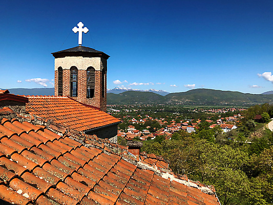포토 JPG 해외이미지 전통 외관 유럽 기독교 종교 문화 여행 백그라운드 십자가 건축양식 하늘 지붕 산 사람없음 야외 건물 파란색 성당 교회 수확 도시 예수 심볼 신앙심 옛날 해외202009 해외포토 건축물 건축 나라 컬러 농업 종교건축 신_종교 파일형식