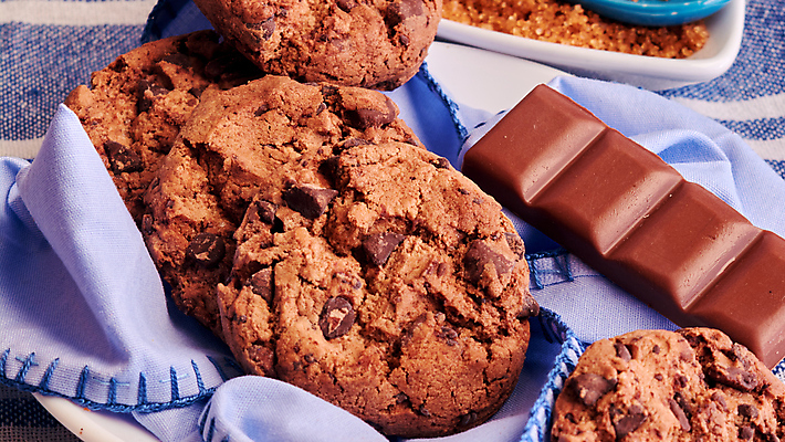 포토 JPG 해외이미지 접시 어린이 음식 다이어트 재료 디저트 주택 건강 요리 사람없음 갈색 노란색 쿠키 주방 초콜릿 숟가락 검은색 어둠 활발 우유 조미료 달콤 맛 아침식사 크리스탈 가루 설탕 굽기 묘사 질감 아로마 칼로리 코코아 내추럴 단백질 영양분 정물화 페스츄리 맛있는 해외202009 해외포토 식기 음료 빵 컬러 컨셉 유제품 수저 사람 건물 식사 광석 구이 그림 영양소 향미료 파일형식