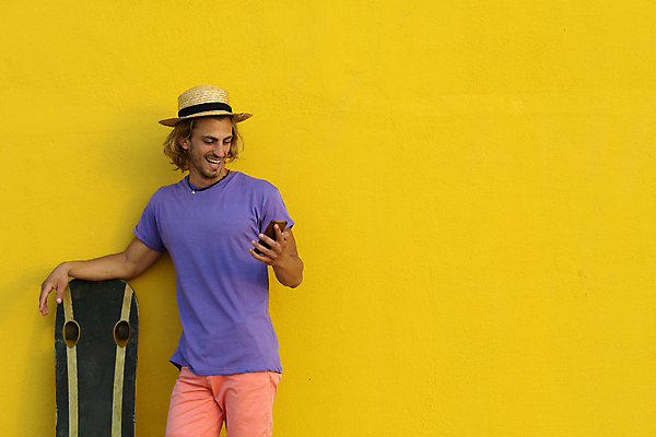 포토 JPG 해외이미지 모델 모자 1 라이프스타일 응시 옷 남자 백그라운드 티셔츠 반바지 아침 모바일 휴가 휴식 대화 한명 사람 여름 컬러풀 금발 선글라스 햇빛 태양 노란색 유행 맑음 추위 스케이트 신선 서핑 속도 라일락 스타일 해외202009 해외포토 주간 자연요소 헤어스타일 시선 잡화 계절 꽃 안경 스포츠용품 컬러 컨셉 셔츠 바지 날씨 말하기 생활 수상스포츠 파일형식