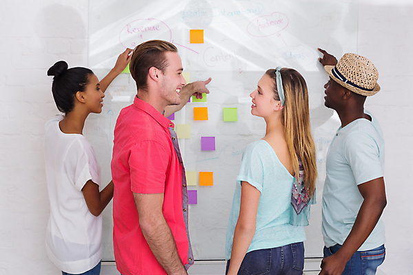 포토 JPG 해외이미지 서양인 응시 여자 남자 비즈니스 회의 실내 상반신 성인 옆모습 사무실 가리킴 비즈니스우먼 포스트잇 화이트보드 성인만 해외202009 해외포토 외국인 시선 뷰포인트 사람 손짓 내부 메모지 직장인 파일형식