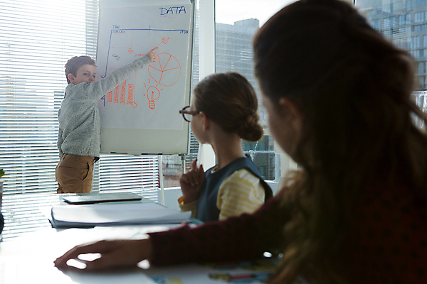 포토 JPG 해외이미지 응시 여자 남자 어린이라이프 어린이 비즈니스 회의 소년 상반신 세명 사무실 가리킴 비즈니스맨 비즈니스우먼 화이트보드 직업체험 경영 역할놀이 어린이만 해외202009 해외포토 라이프스타일 시선 놀이 사람 손짓 직장인 체험학습 파일형식