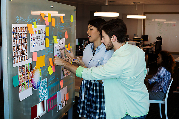 포토 JPG 해외이미지 서양인 응시 여자 남자 비즈니스 회의 실내 서기 들기 앉기 상반신 성인 옆모습 세명 사무실 펜 비즈니스우먼 포스트잇 화이트보드 붙이기 성인만 해외202009 해외포토 외국인 시선 뷰포인트 모션 사람 내부 필기구 메모지 직장인 파일형식