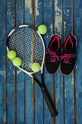 포토 JPG 해외이미지 신발 탁자 사람없음 테니스라켓 테니스공 해외202009 해외포토 가구 공 테니스 라켓 테니스용품 파일형식