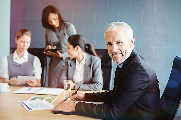 포토 JPG 해외이미지 여자 남자 회의 앉기 여러명 상반신 성인 사무실 비즈니스맨 비즈니스우먼 회의실 성인만 해외202009 해외포토 다수 비즈니스 모션 사람 직장인 파일형식