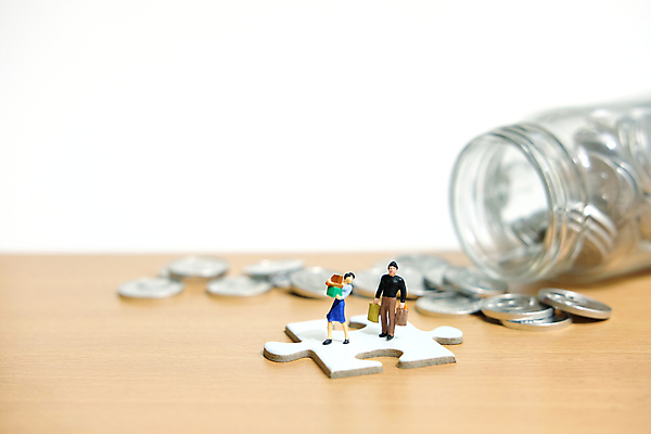 포토 JPG 해외이미지 돈 가정 사람없음 쇼핑 동전 미니어처 퍼즐조각 해외202009 해외포토 조각 모형 퍼즐 재산 파일형식