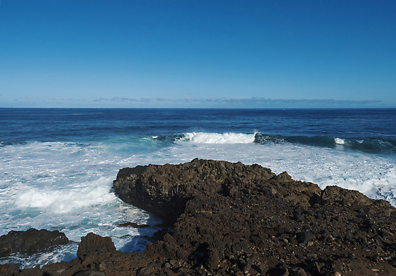 포토 JPG 해외이미지 파도 바다 섬 여행 백그라운드 모션 자연 하늘 휴가 풍경 해변 사람없음 야외 가로 물 여름 파란색 검은색 에너지 바위 만 스페인 떨어짐 화산 용암 대서양 격파 스플래쉬 수평선 카피스페이스 해외202009 해외포토 자연요소 계절 유럽 컬러 컨셉 산 공백 돌_바위 생태계 파일형식