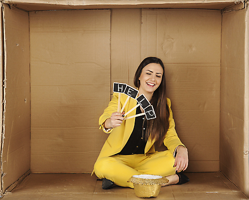 포토 JPG 해외이미지 전신 백인 여자 한명 성인 앞모습 상자 사무실 비즈니스우먼 가부좌 갇힘 답답함 성인여자한명만 해외202009 해외포토 서양인 1 뷰포인트 비즈니스 모션 사람 앉기 직장인 감각 여자한명만 성인여자만 파일형식