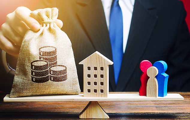 포토 JPG 해외이미지 남자 돈 가족 부동산 사람모양 저울 한명 상반신 성인 건물 앞모습 금융 경제 잡기 말_게임 돈자루 재산 건축모형 수평저울 성인남자한명만 해외202009 해외포토 모양 1 건축물 뷰포인트 관계 모션 사람 모형 게임 남자한명만 성인남자만 파일형식