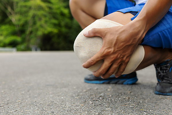 포토 JPG 해외이미지 공원 남자 한명 근접촬영 성인 야외 옆모습 고통 하반신 무릎꿇기 무릎 무릎통증 주산 성인남자한명만 해외202009 해외포토 1 공공시설 감정 뷰포인트 모션 사람 신체부위 남자한명만 성인남자만 파일형식